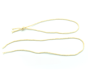 Schnüre aus naturfarbener Baumwolle