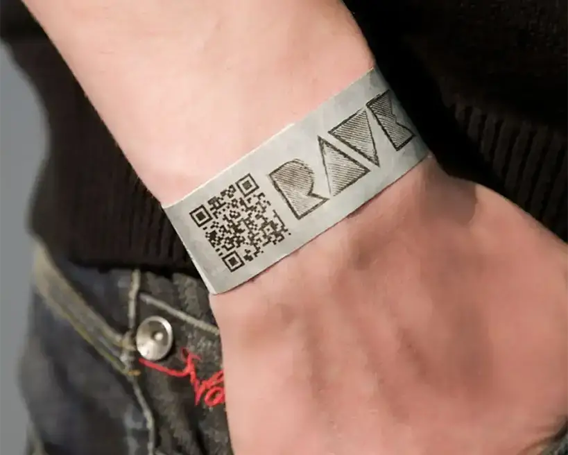 Papierarmbänder mit QR-Code oder Barcode