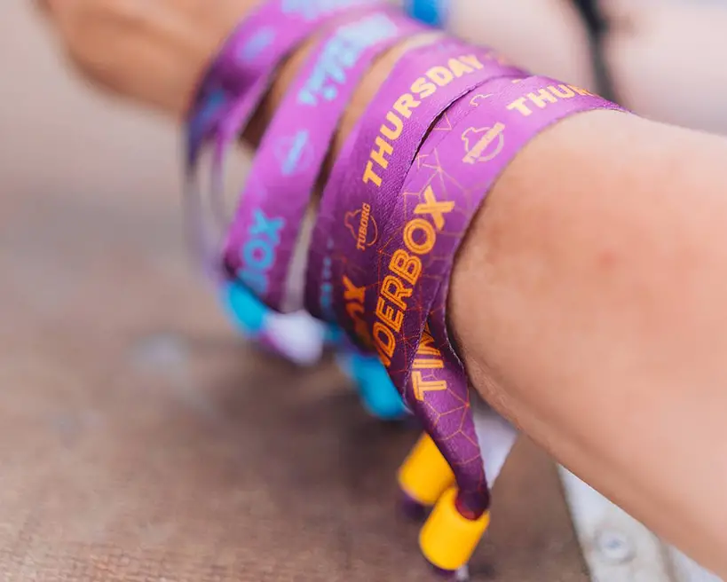 Festivalbändchen mit farbigem Verschluss