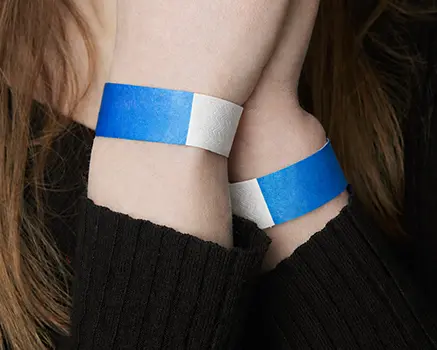 Blaue Tyvek-Einlassbänder