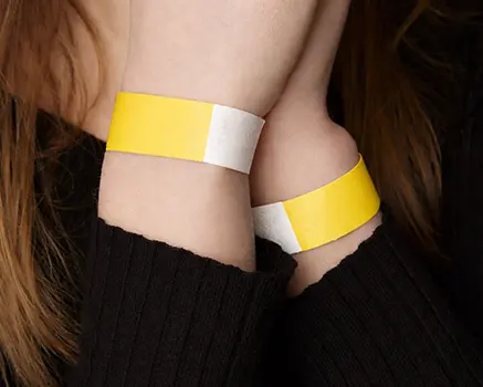 Gelbe Tyvek-Einlassbänder