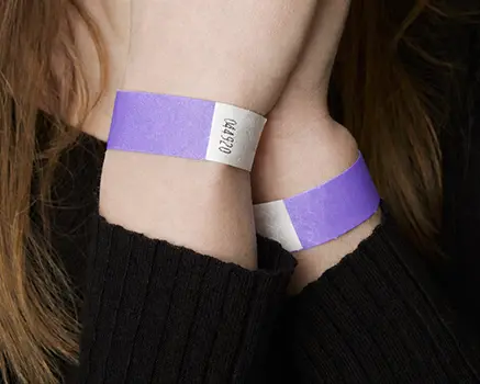 Lavendelfarbene Tyvek-Einlassbänder