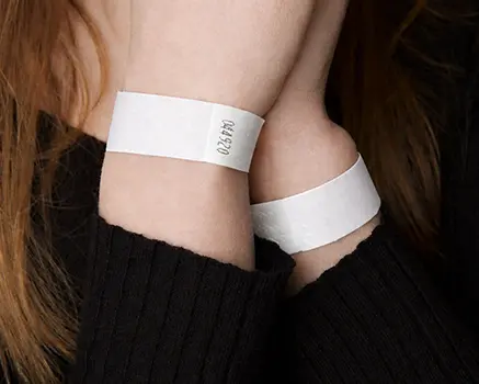 Weiße Tyvek-Einlassbänder