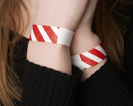 Rot-weiß gestreifte Tyvek-Einlassbänder