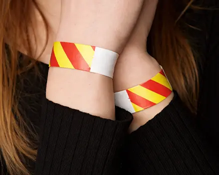 Rot-gelb gestreifte Tyvek-Einlassbänder