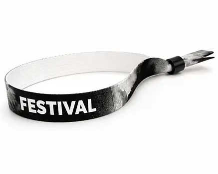 Schwarze Tie-Dye-Festivalbändchen